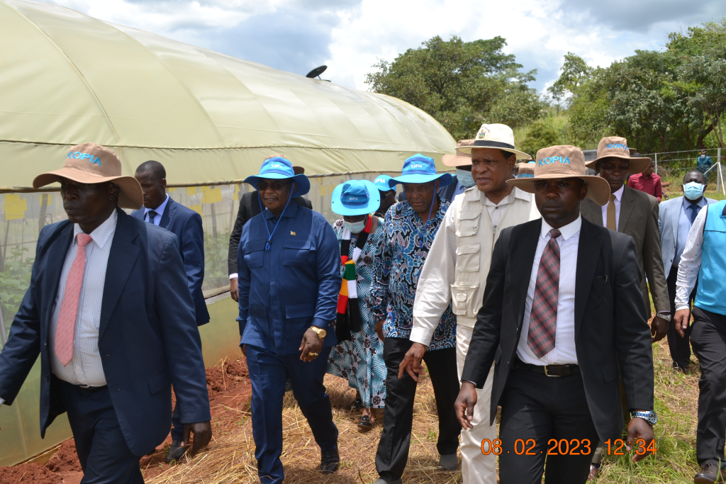The Vice President of Zimbabwe Tours SIRDC-KOPIA Projects in Wedza